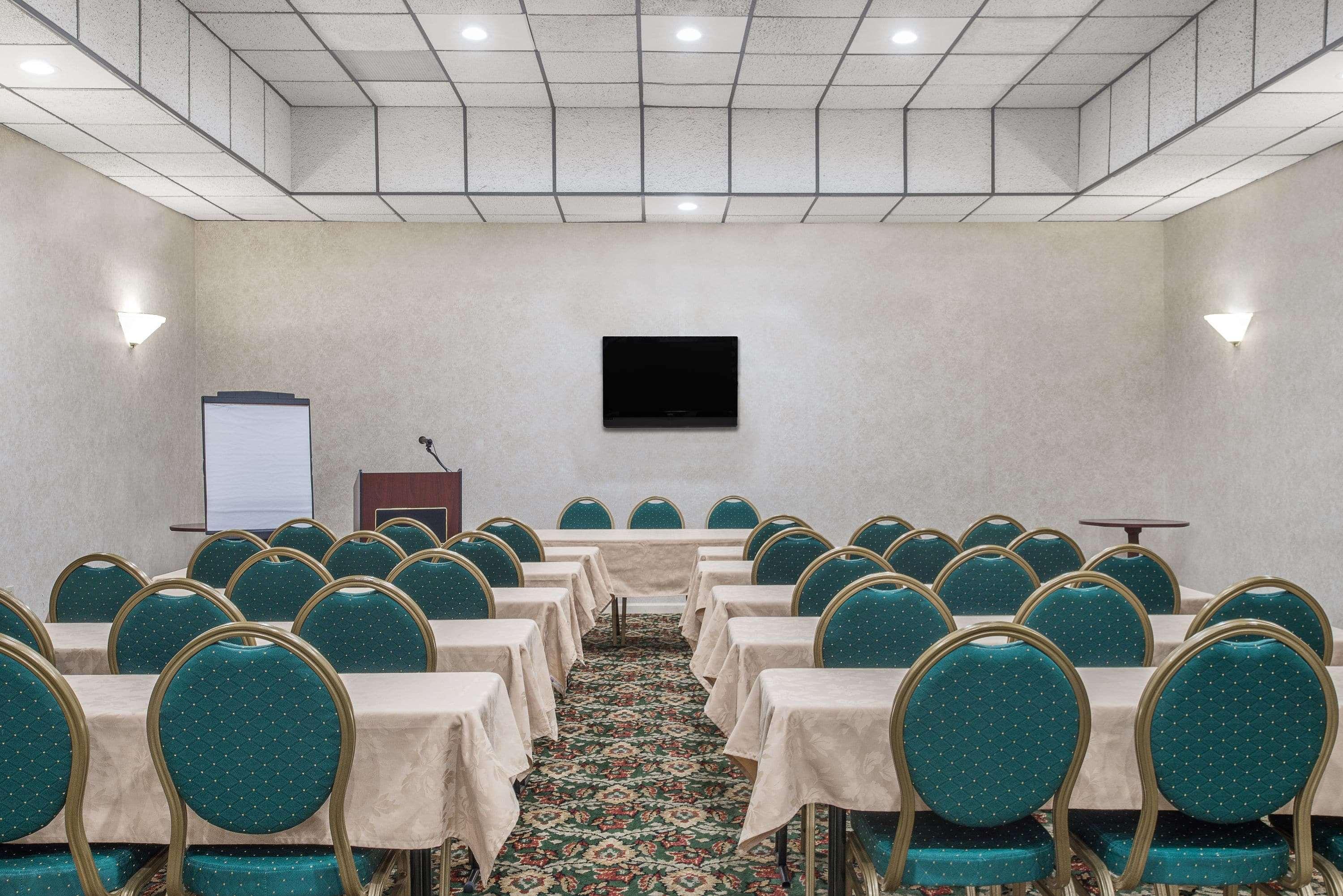 Howard Johnson By Wyndham